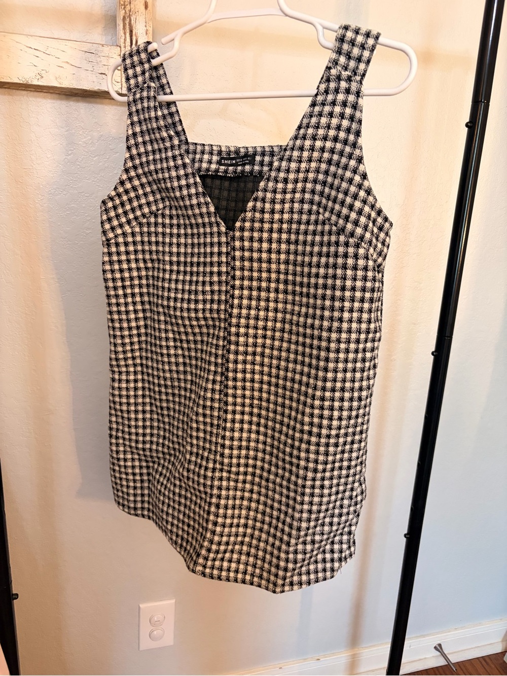 SHEIN Black & White Houndstooth V-Neck Sleeveless Top